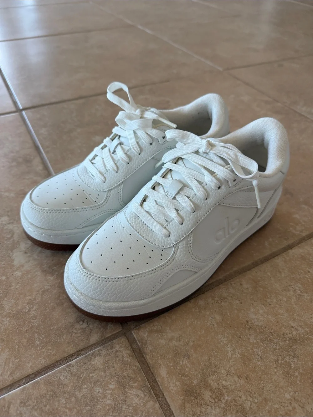ALO Recovery Mode Sneaker Natural White Gum M5 W6.5 Vegan Leather Box